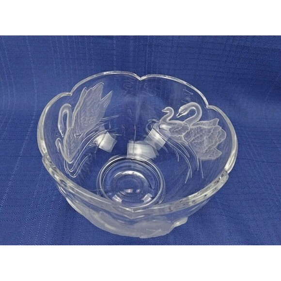 Lead Crystal Footed Bowl w/ Frosted Embossed Swans‎ Scalloped Compote 4" x 6" - Picture 2 of 8